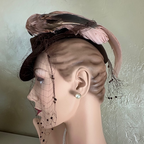 STUNNING 1940\'s BROWN FELT TILT FEDORA WITH PINK FEATHER \